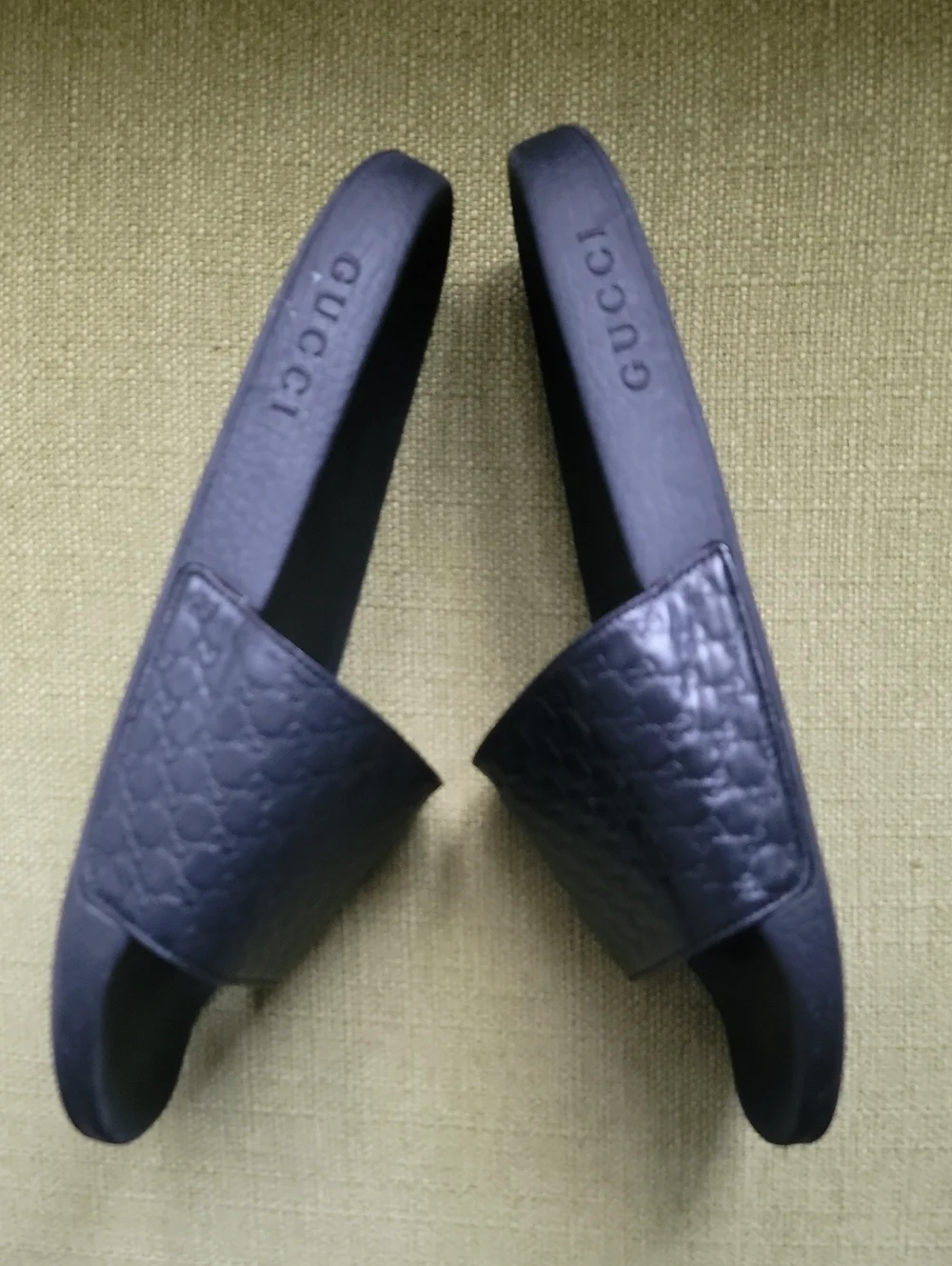 GUCCI Microguccissima Black LeatherMen's Slide Sandals with Embossed Pattern